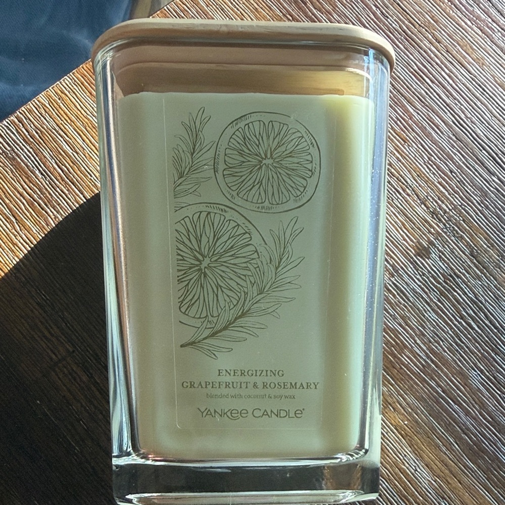 Yankee Candle with Wooden Lid and Cream Wax energize grapefruit and Rosemary